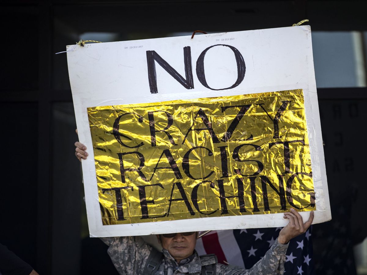 Foto: Un manifestante contra la teoría crítica racial en Los Alamitos, California, sostiene un cartel en el que se lee: "No a las enseñanzas locas y racistas". (EFE)
