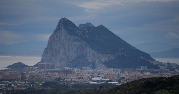 Foto: La roca de Gibraltar y La Línea de la Concepción. (Reuters)