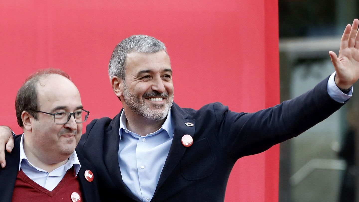 El candidato del PSC a la alcaldía de Barcelona, Jaume Collboni (d), junto con Miquel Iceta. (EFE)