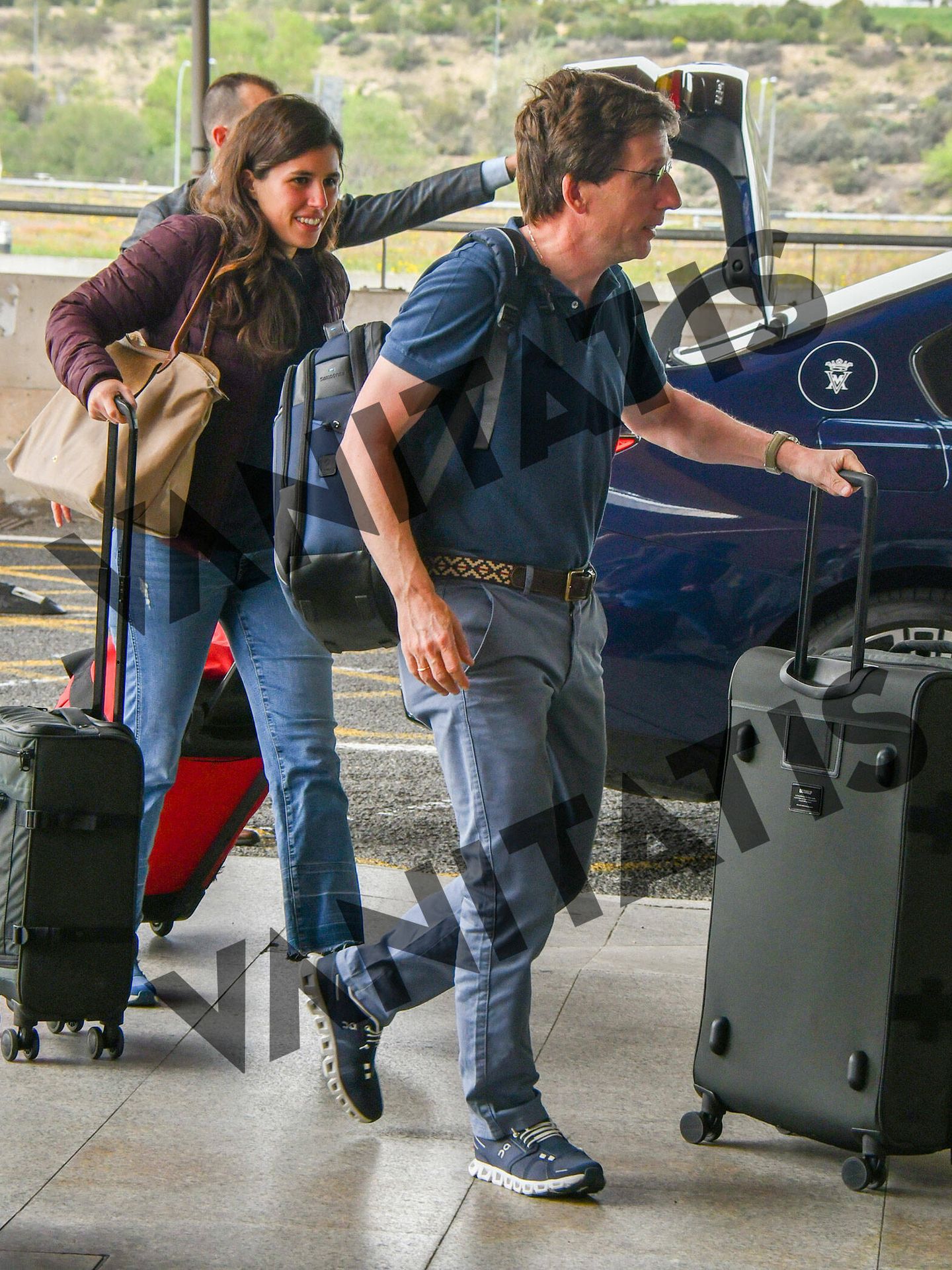 José Luis Martínez-Almeida y Teresa Urquijo a su llegada al aeropuerto de Madrid. (Studio24)