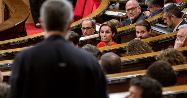 Foto: Carles Riera (de espaldas) durante la primera sesión del debate de investidura en el Parlament. (EFE)