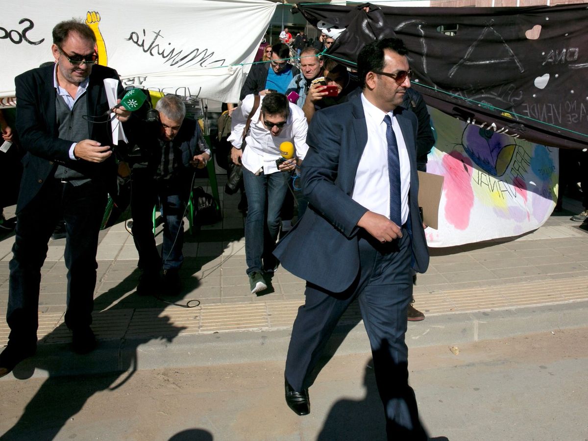 Foto: Abdullah Al Thani, en febrero de 2018, a la salida del Juzgado de Primera Instancia número 12 de Málaga (EFE).
