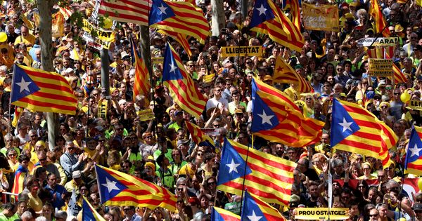 Foto: Banderas independentistas en Barcelona. (Reuters)