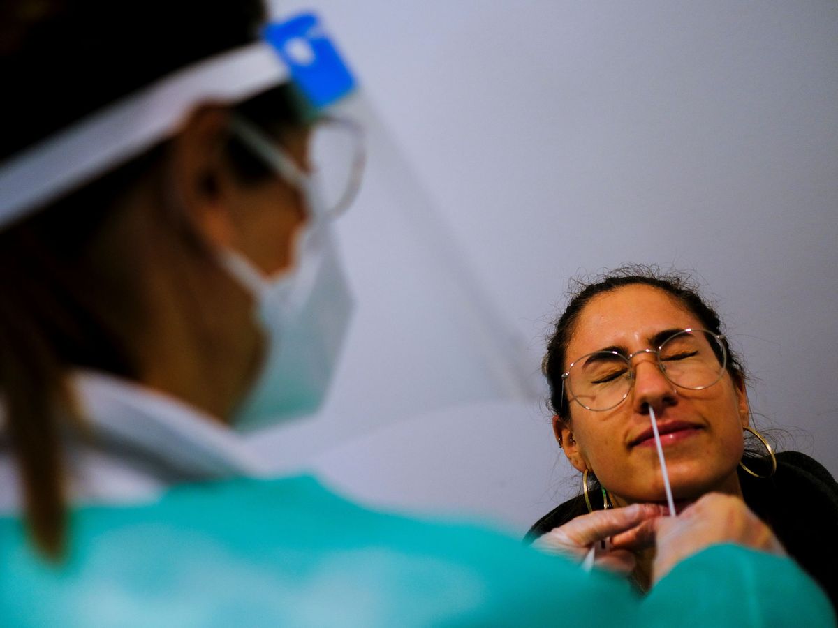 Foto: Realización de un test de antígenos en Girona. (Reuters) 