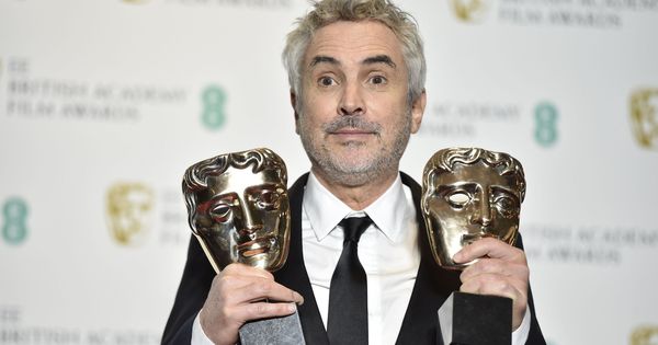 Foto: Alfonso Cuarón posa con los premios Bafta logrados por 'Roma'. (EFE)