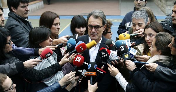 Foto: El expresidente de la Generalitat, Artur Mas, atiende a los medios. (EFE)
