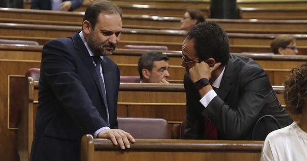 Foto: El portavoz parlamentario socialista, José Luis Ábalos, charla con su predecesor, Antonio Hernando, este 14 de junio, durante la segunda jornada de debate. (EFE)