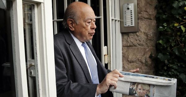 Foto: El expresidente de la Generalitat Jordi Pujol sale de su domicilio después de los registros que la UDEF de la Policía Nacional realizó en viviendas y despachos de la familia. (EFE)