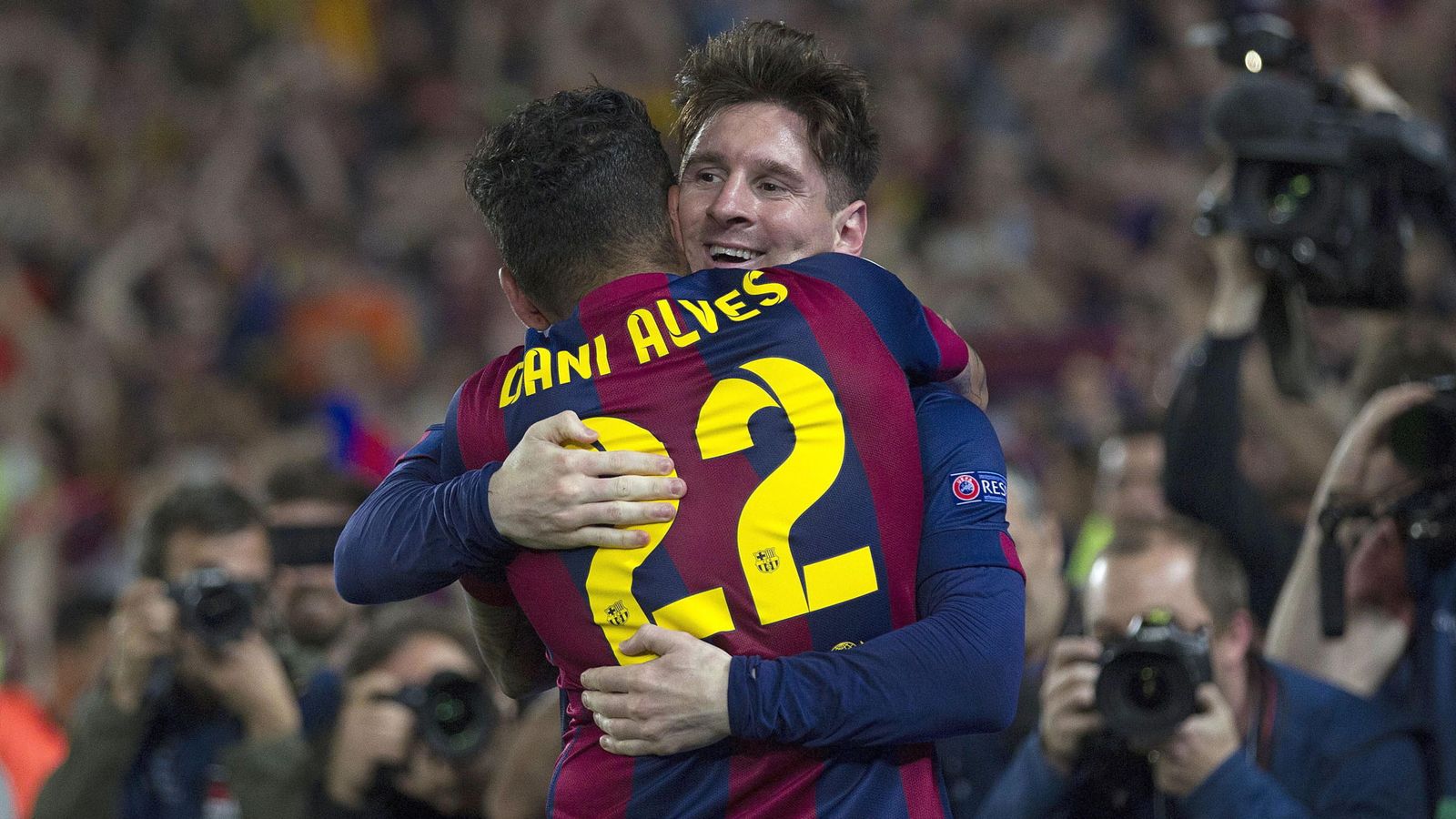 Foto: Messi y Alves celebran un gol de al Bayern (Efe)