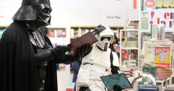 Foto: Personajes de 'Star Wars' promocionan la lectura en la Feria del Libro de Guadalajara (México) en 2015. (EFE)
