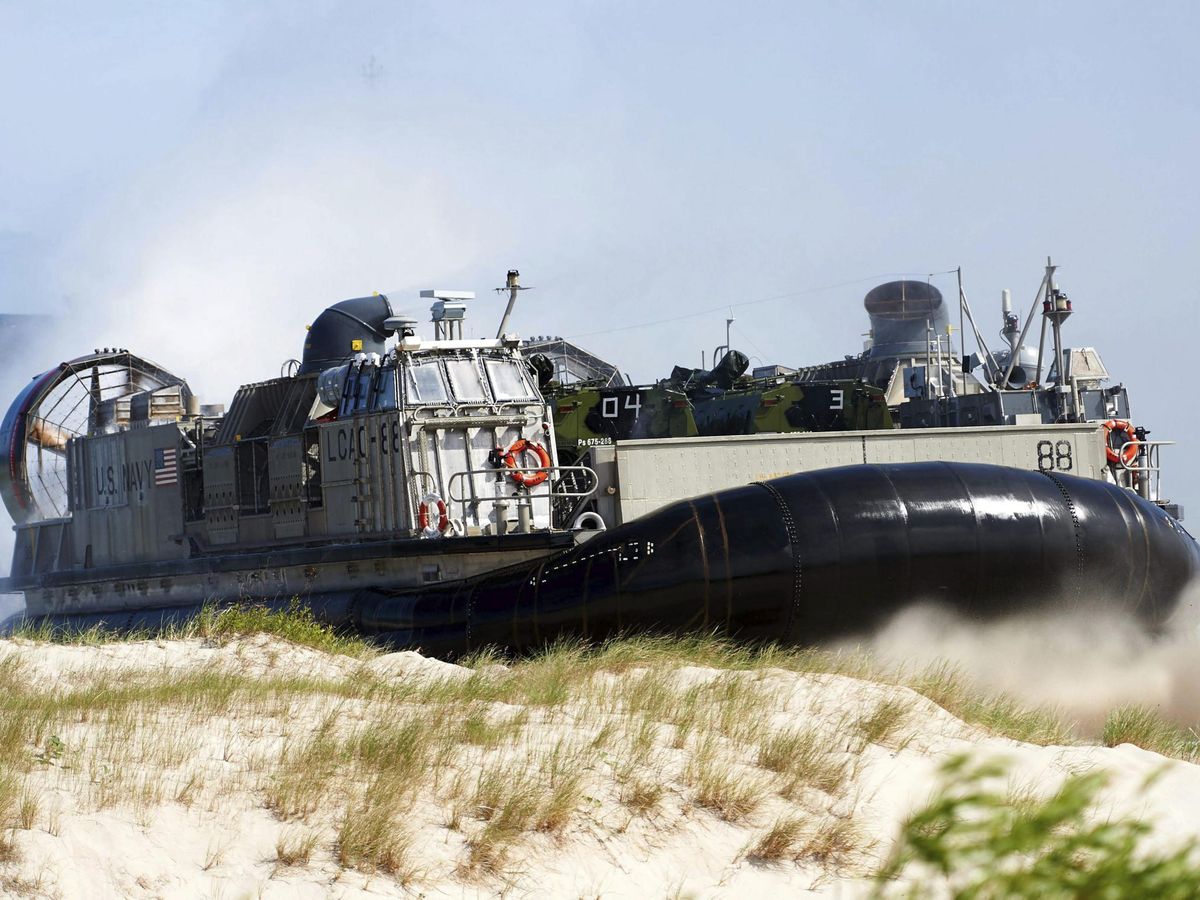Foto: Aerodeslizador de EEUU en maniobras militares en el Báltico. (EFE/Adam Warzawa)