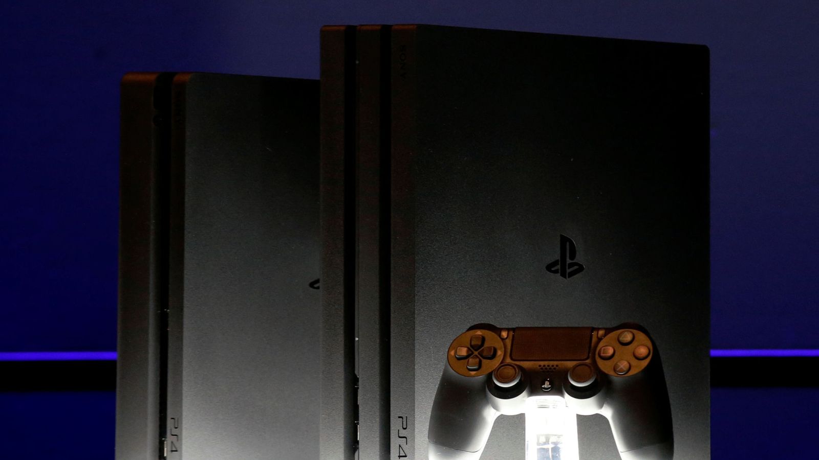Foto: La PlayStation 4 Pro (centro) se pondrá a la venta el 10 de noviembre. (Reuters)