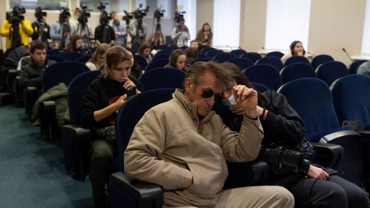 Sean Penn se une a pie al éxodo de los refugiados ucranianos que huyen a Polonia