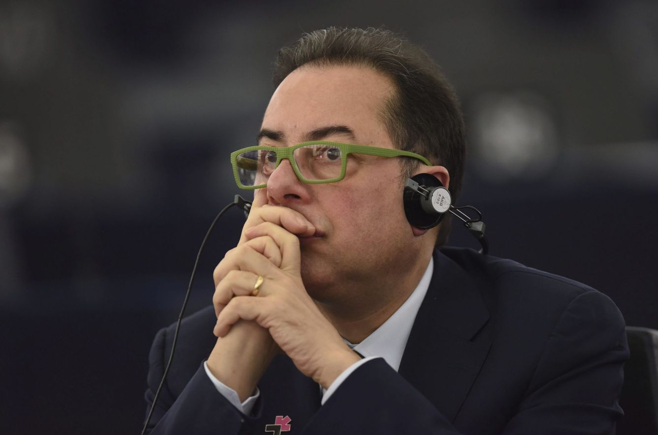 Gianni Pittella asiste a la sesión plenaria del Parlamento Europeo en Estrasburgo, el pasado 9 de marzo de 2016 (EFE)