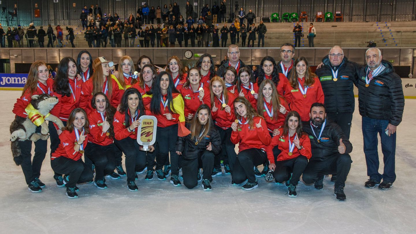 La selección española femenina de hockey hielo posa con el título de campeona del mundo. (Pedro Ros)