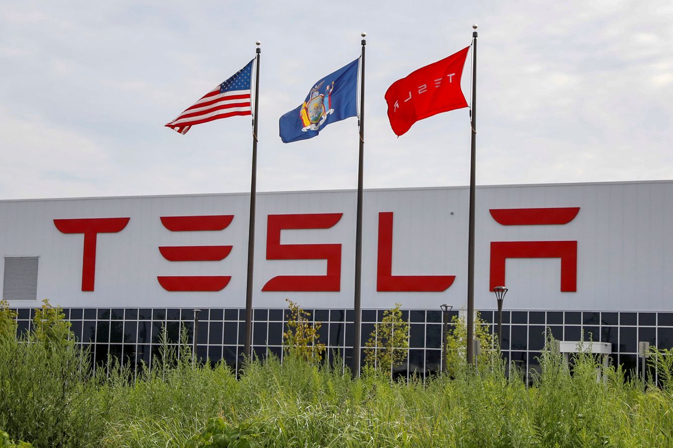 Fachada de la factoría de Tesla y Panasonic, conocida como Riverbend. (Reuters)