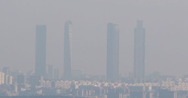 Foto: Vista de las cuatro torres de Madrid desde la A-6. (EFE)