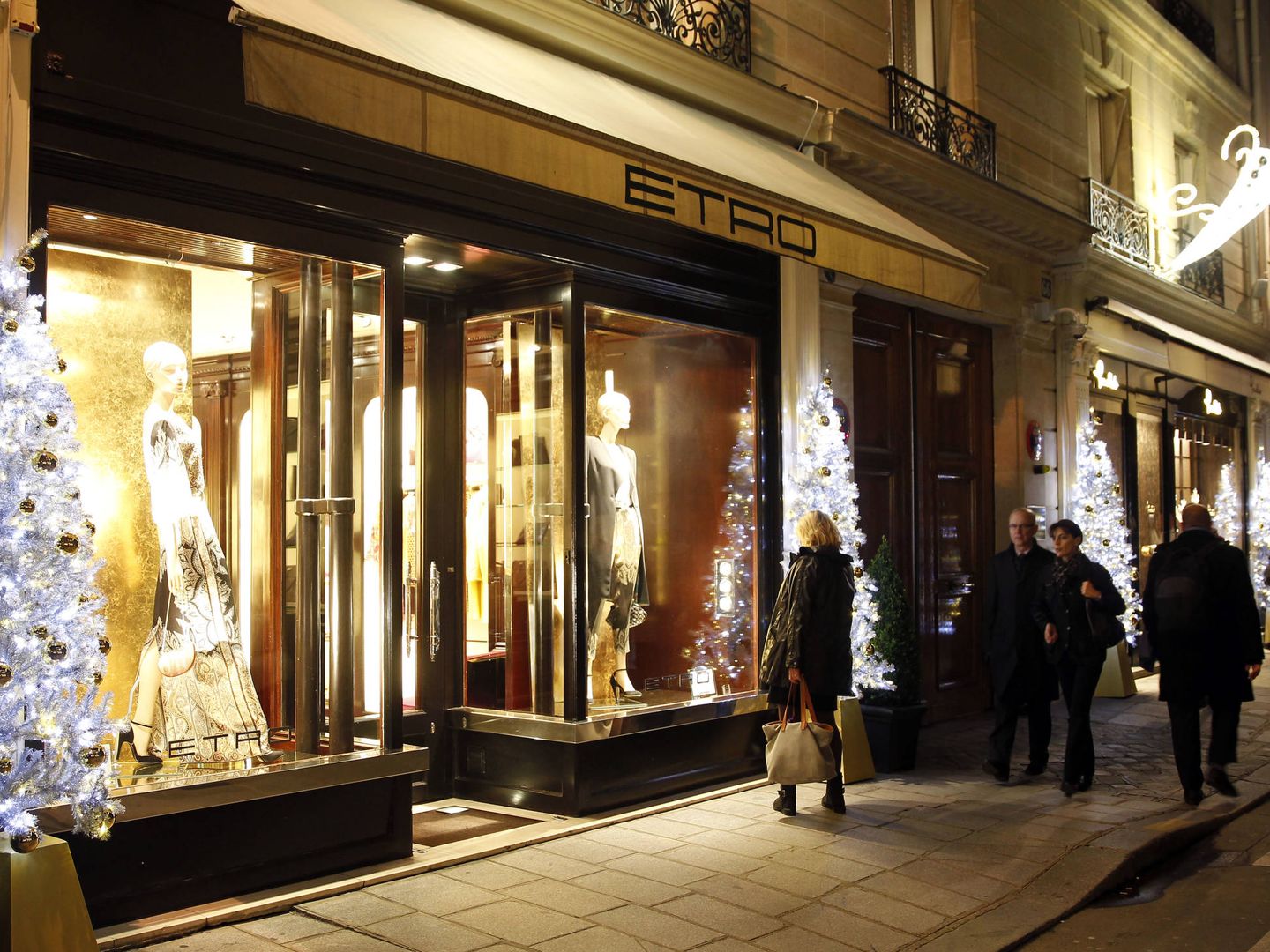 Fachada de la tienda Etro en París iluminada por Navidad (Thierry Chesnot/Getty Images)
