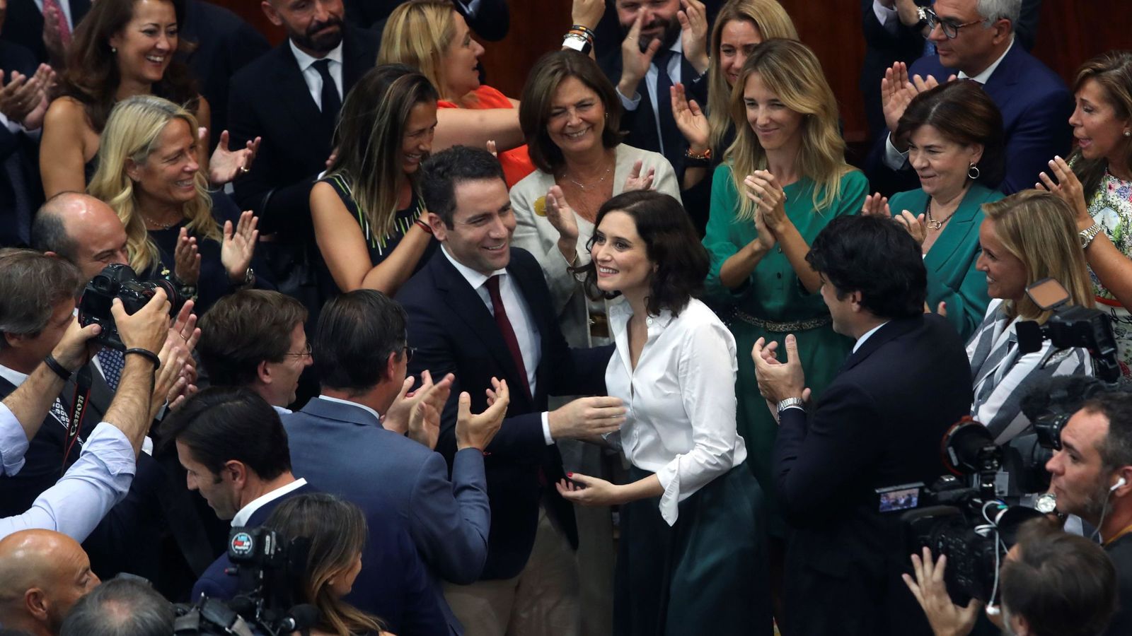 Foto: Isabel Díaz Ayuso, en el centro, es felicitada por miembros del PP en la Asamblea de Madrid. (EFE)