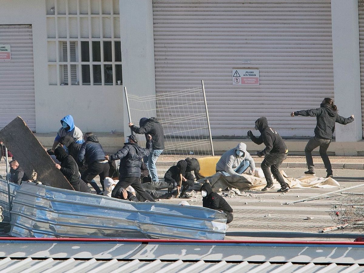 Foto: Fogatas y cortes de tráfico en las primeras horas de huelga del metal en Cádiz.