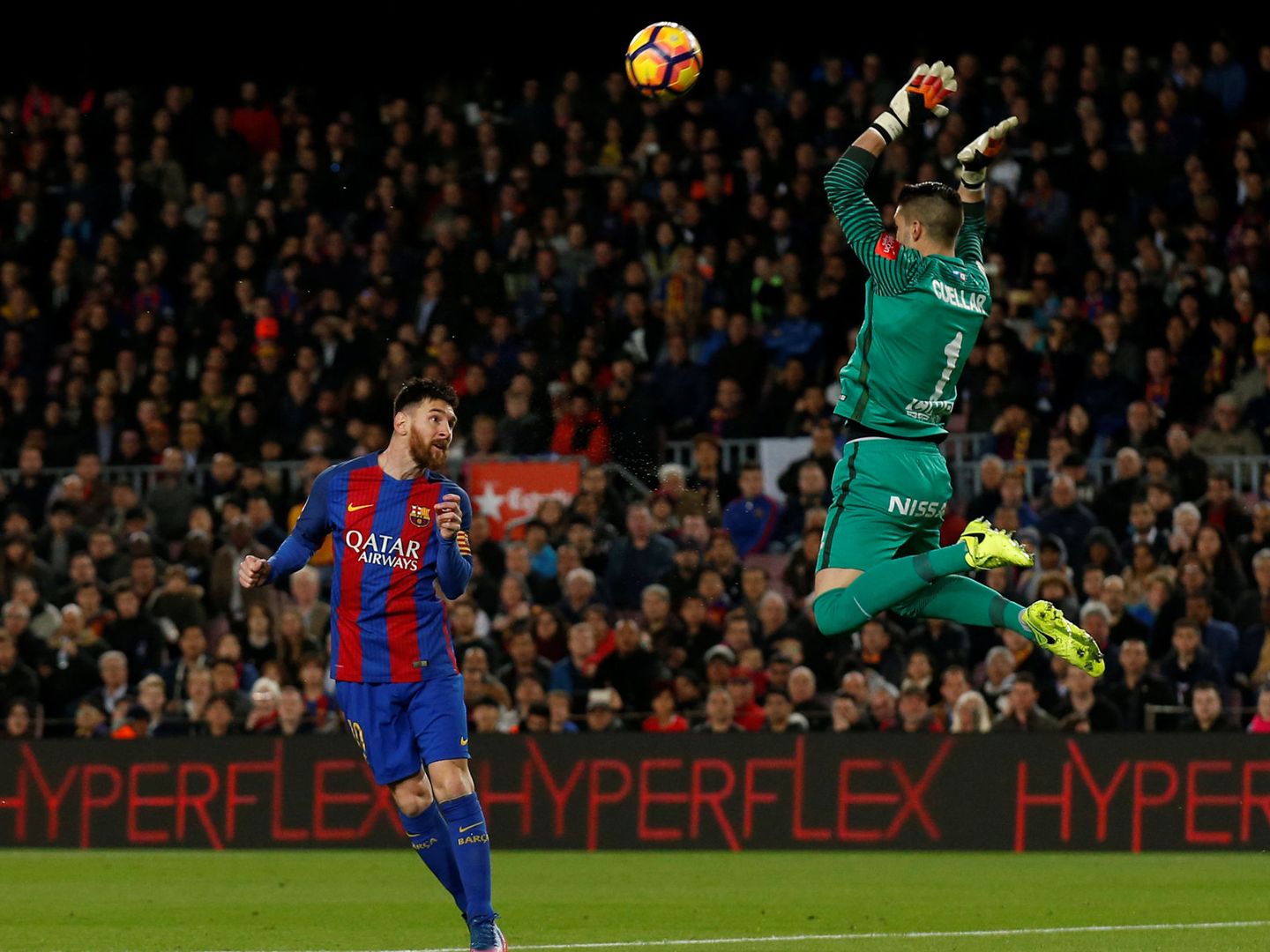 Messi marcó de cabeza el primer gol (Reuters) 