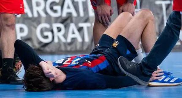 Pablo Urdangarin, tumbado en el suelo del Palau Blaugrana tras la lesión. (FC Barcelona)