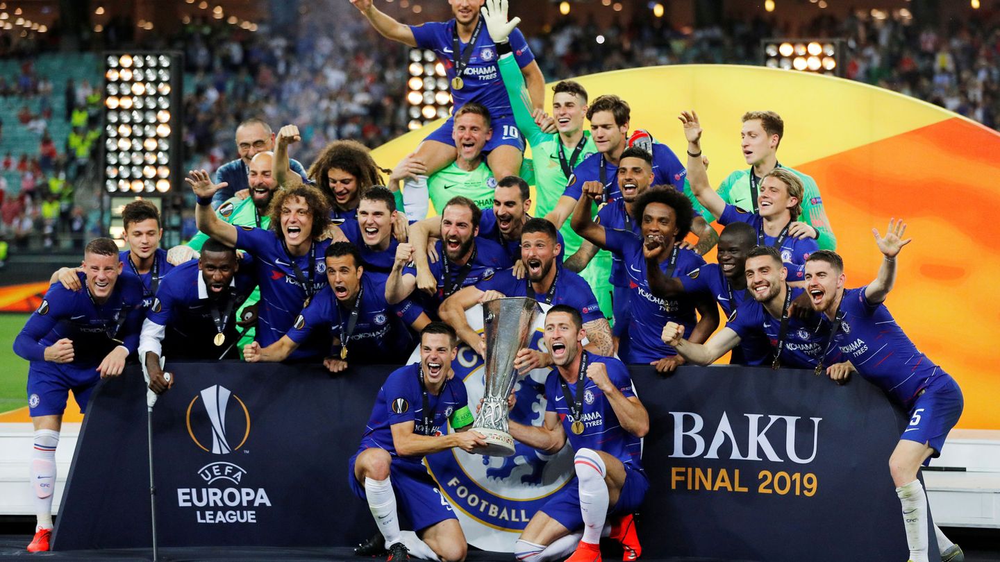 Los jugadores del Chelsea posan con el trofeo de la Europa League. (Reuters)