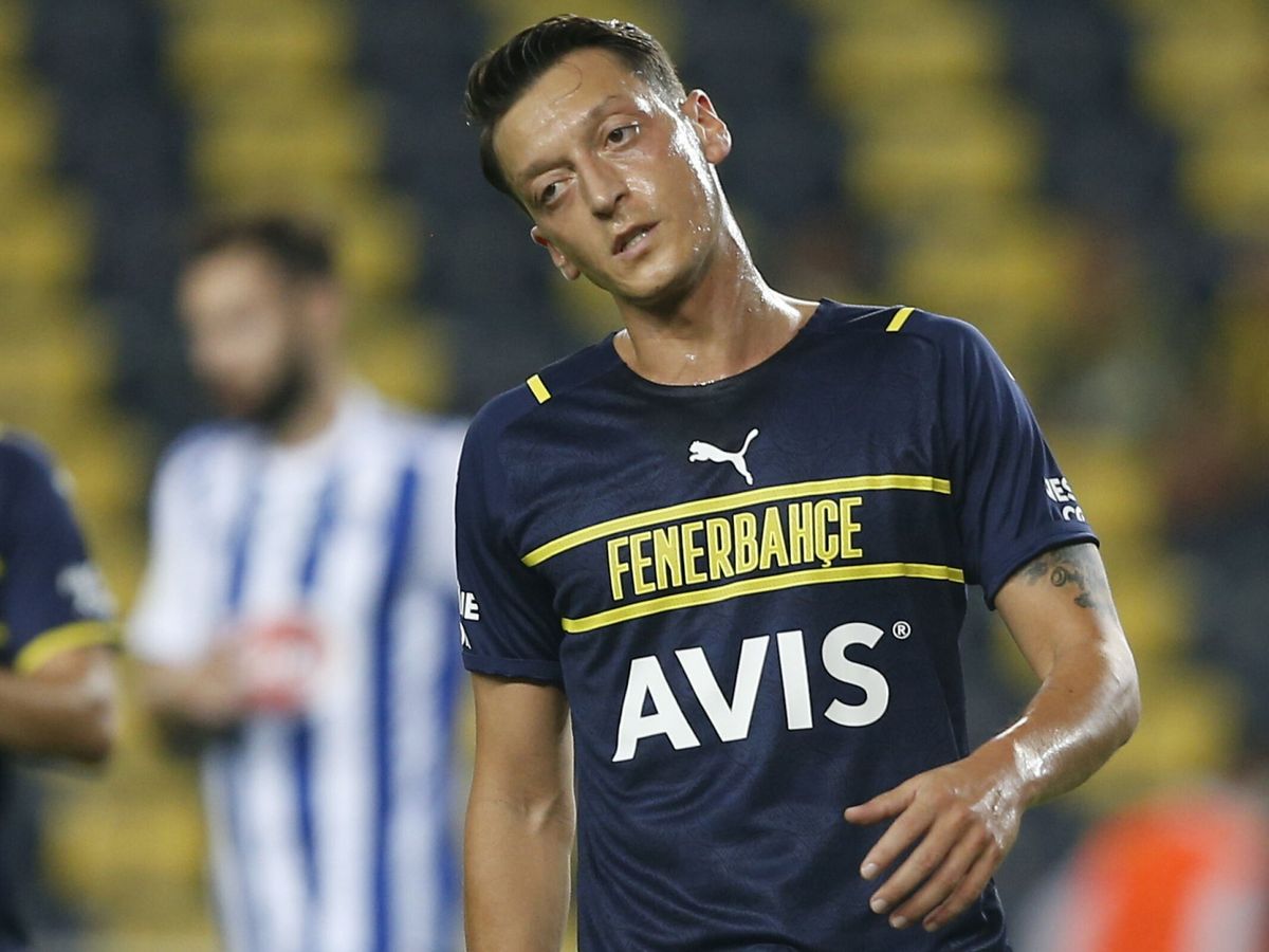 Foto: Mesut Özil durante un partido con el Fenerbahçe. (EFE/Eredem Sahin)