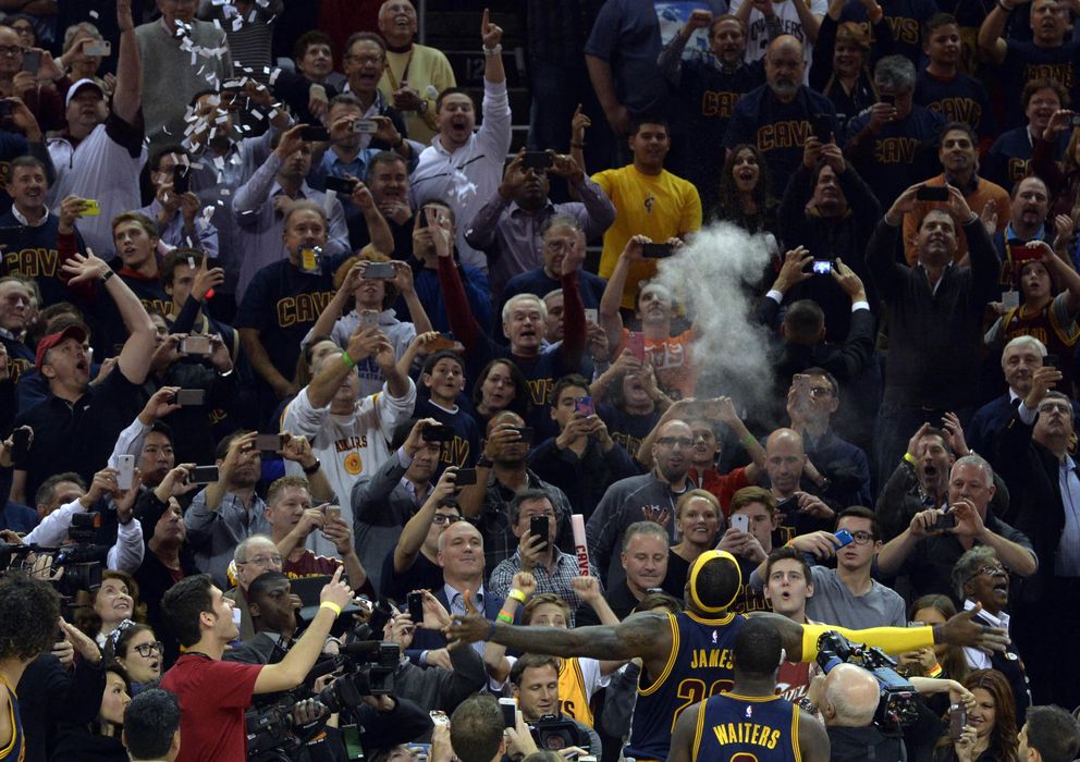 Foto: El 'chalk toss' de LeBron James volvió a Ohio (Reuters).