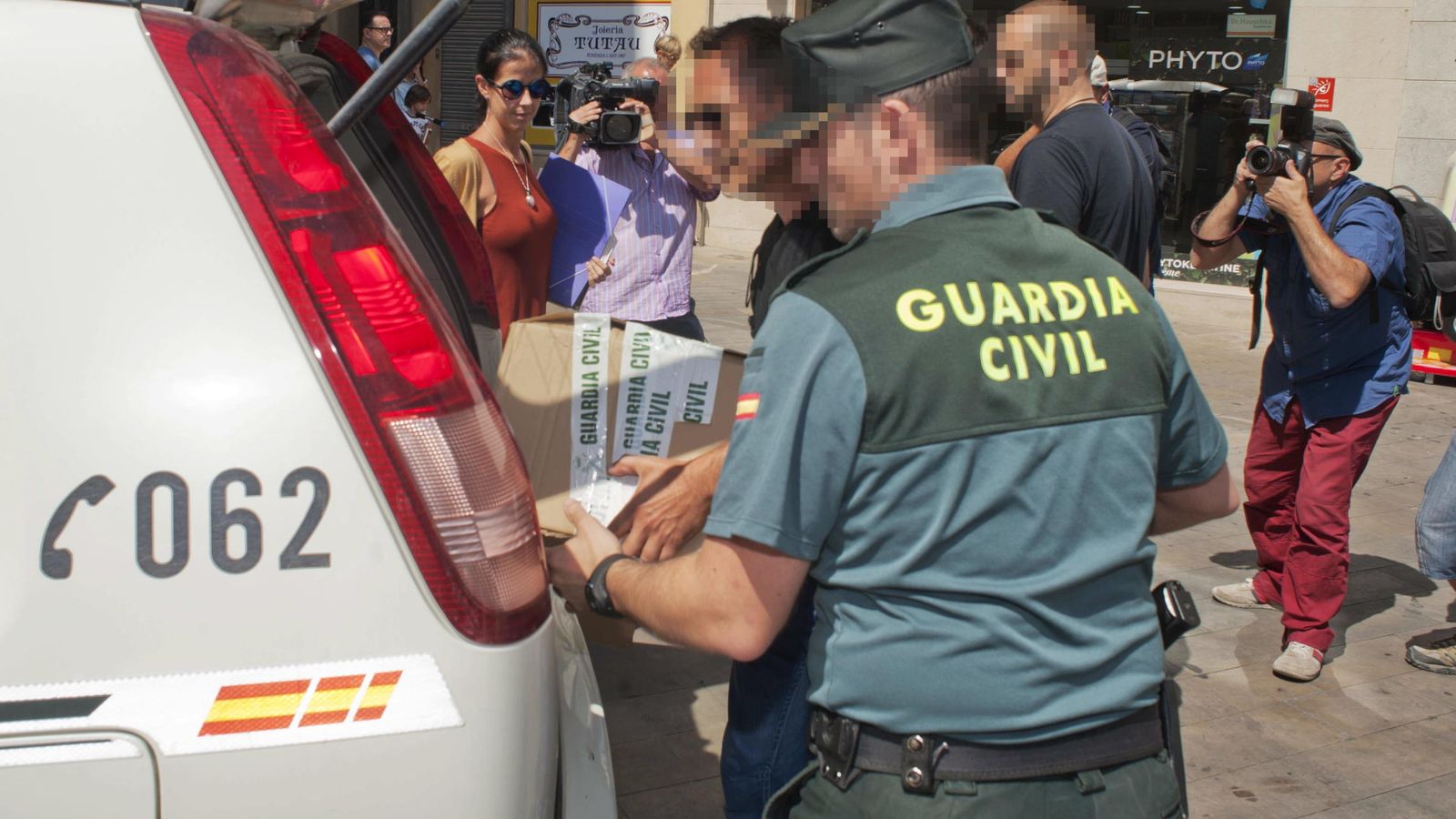 Foto: Efectivos de la Guardia Civil abandonan con cajas el Ayuntamiento de Figueres tras el registro en el marco de la operación Petrum II. (EFE)