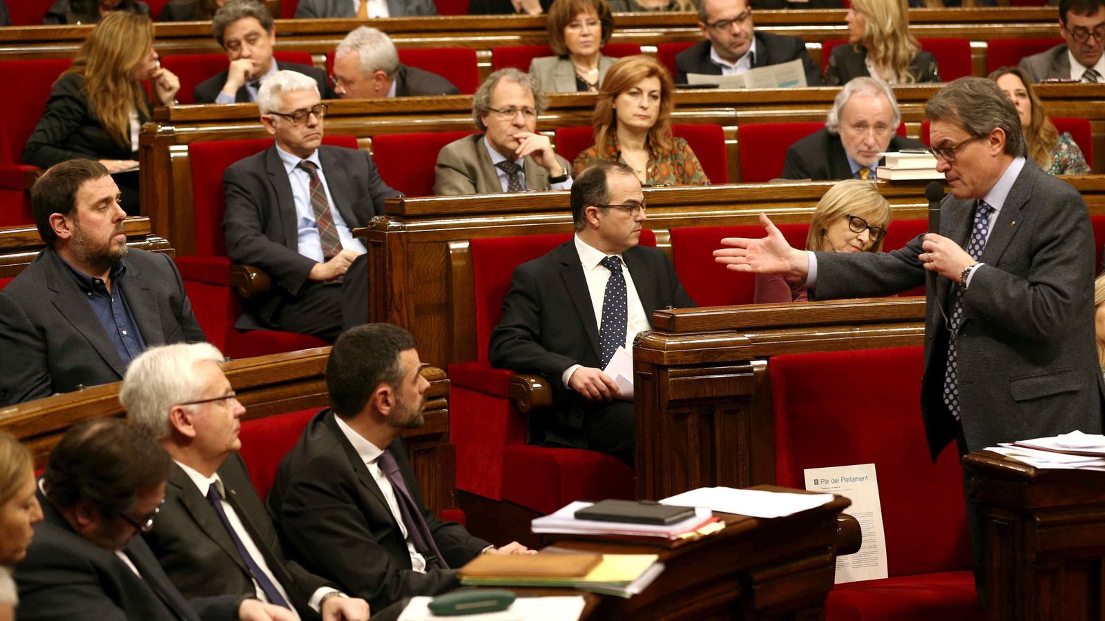 Foto: El presidente de la Generalitat, Artur Mas (d), responde a una pregunta del líder de ERC, Oriol Junqueras. (EFE)
