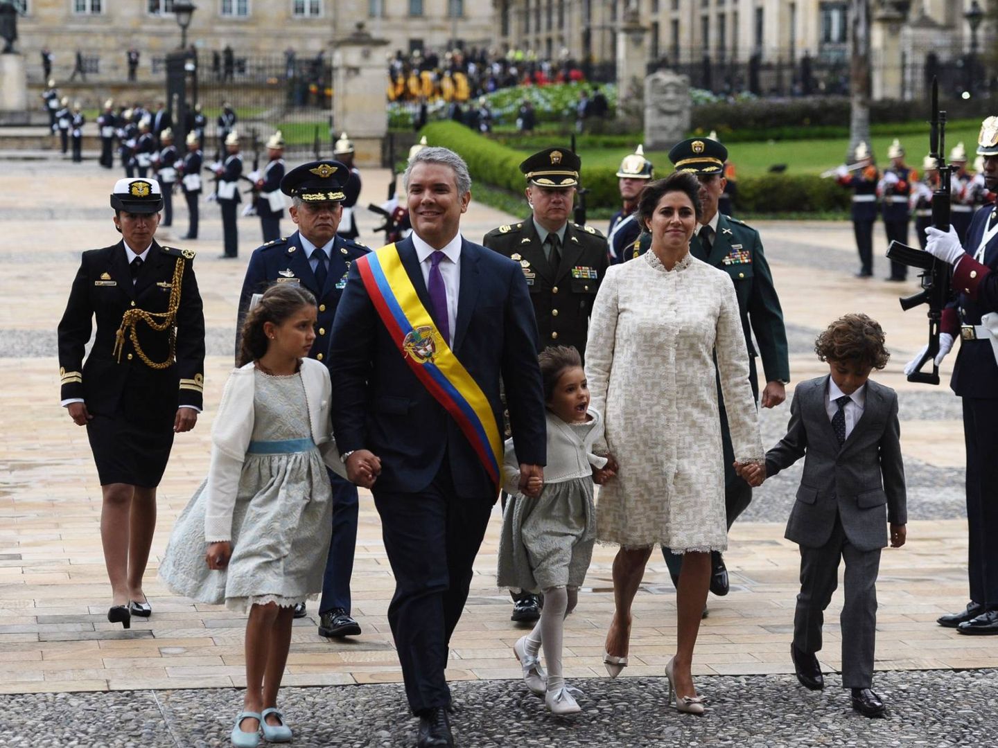El nuevo presidente de Colombia, Iván Duque, con su familia. Sus hijos, de Pili Carrera. (CP)