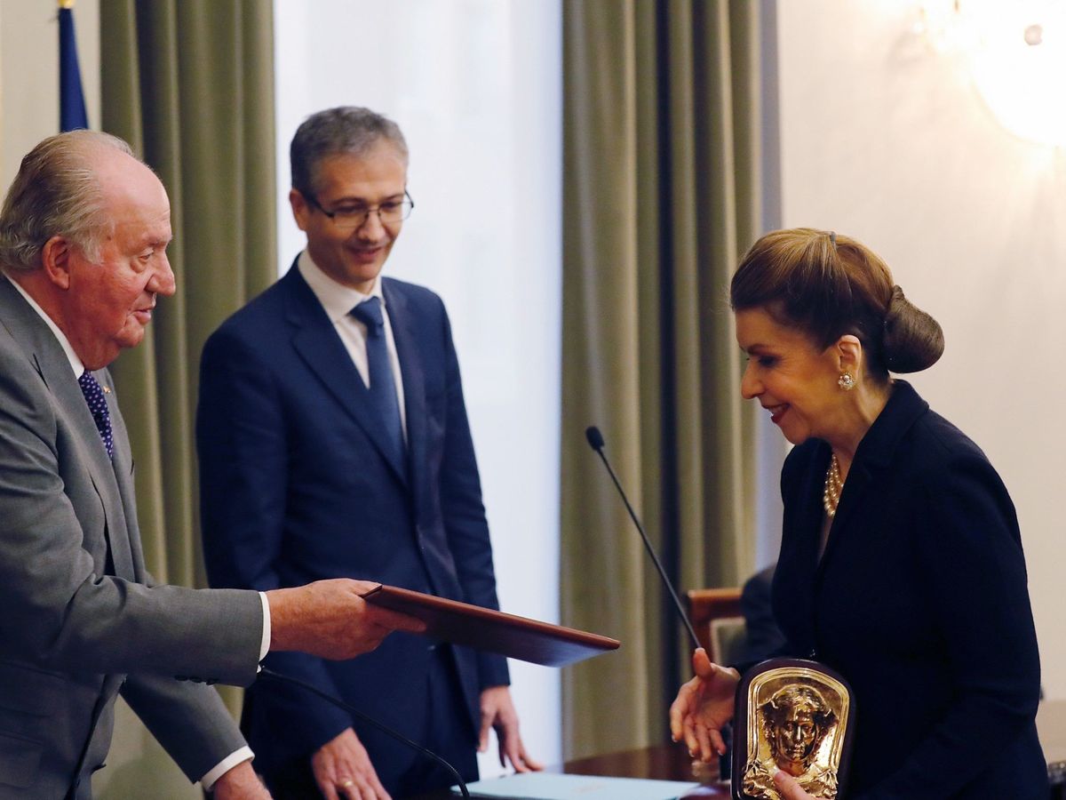 Foto: El Rey emérito, entregando en 2018 a Carmen Reinhart el premio de economía Juan Carlos I. (J. P. Gandul/EFE)