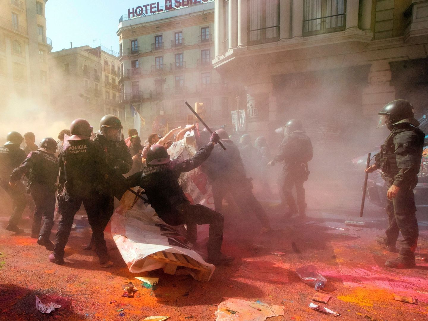 Los Mossos d'Esquadra cargan contra grupos de independentistas en Barcelona. (EFE)