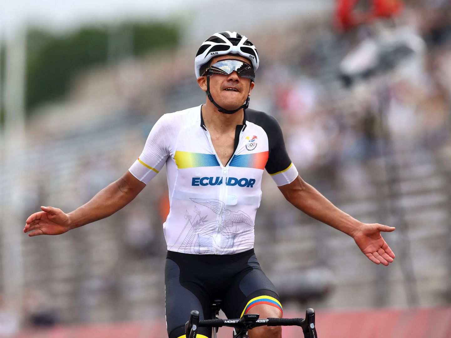 Richard Carapaz entra en la meta del Circuito de Fuji para ganar la medalla de oro. (Reuters)