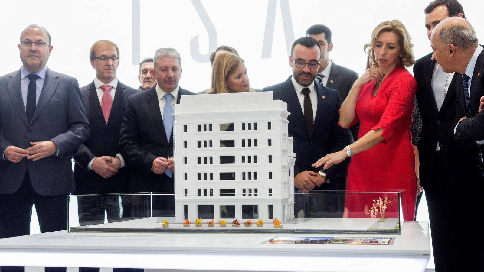 Foto: De rojo, María José Soriano, CEO de Porcelanosa, que ha crecido un 3,4% en ventas en sus divisiones industrial y comercial. 