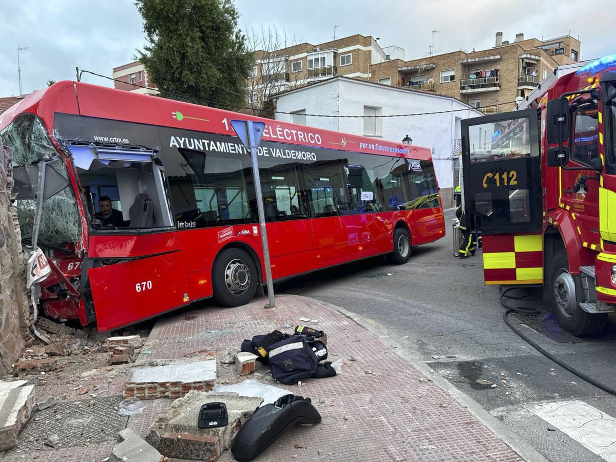 Foto: El autobús accidentado en Valdemoro. (EFE/Emergencias Madrid)