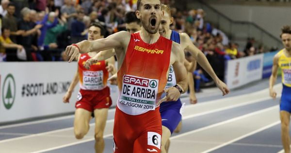 Foto: Álvaro de Arriba nada más cruzar la meta de 800 metros. (EFE)