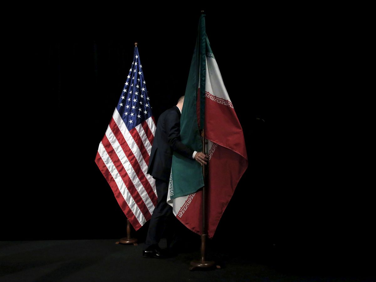 Foto: Las banderas de EEUU e Irán. (Reuters)