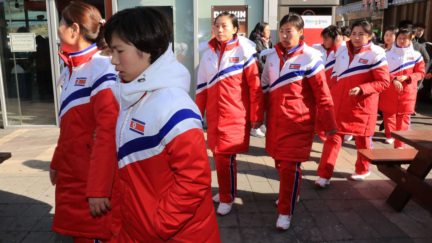 Una delegación de jugadoras de Corea del Norte, en los entrenamientos previos a los Juegos de Invierno | Yonhap/Reuters