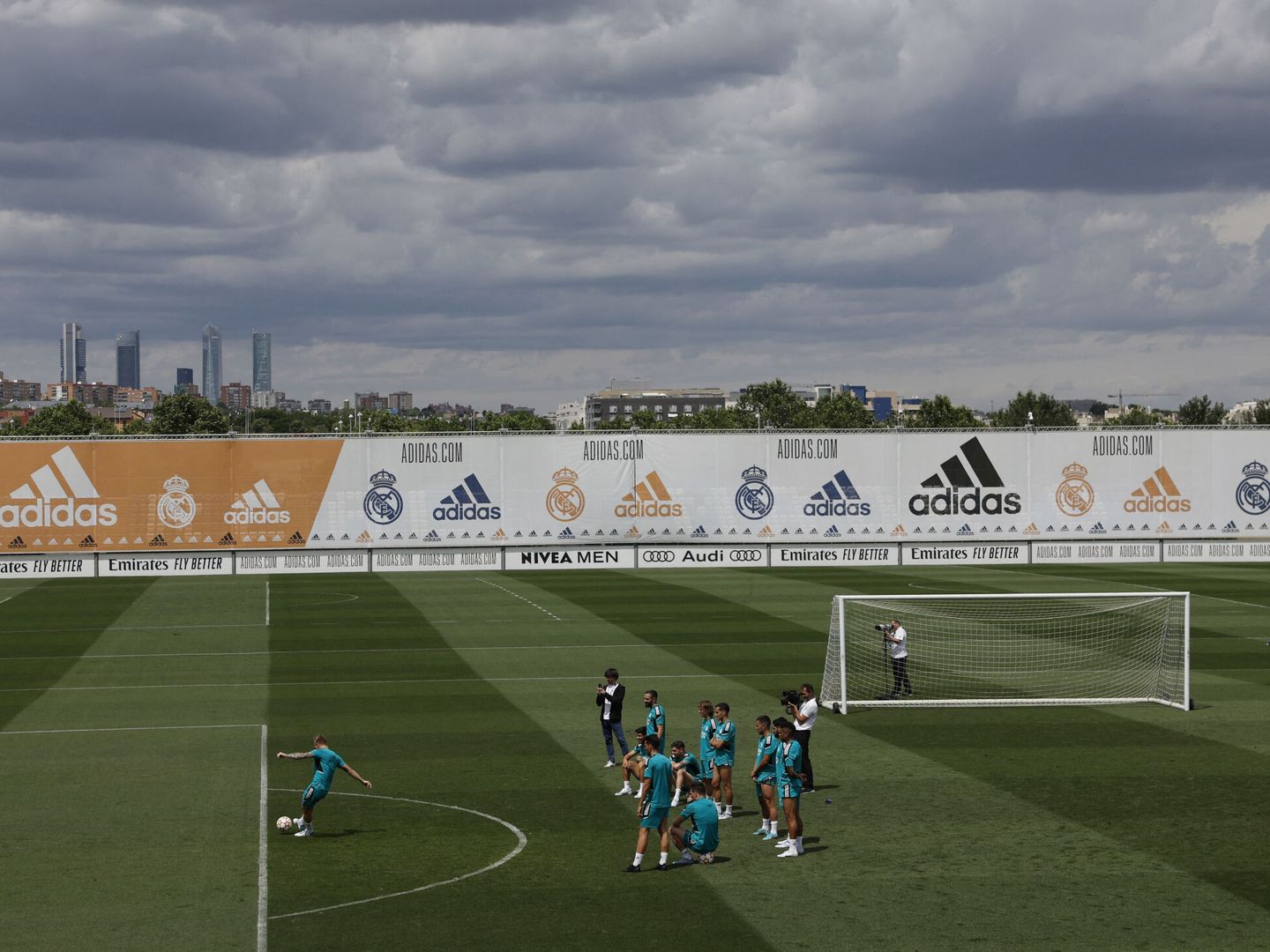 Toda el agua con que se riegan los campos de entrenamiento del Real Madrid es reciclada. (Reuters/Susana Vera)