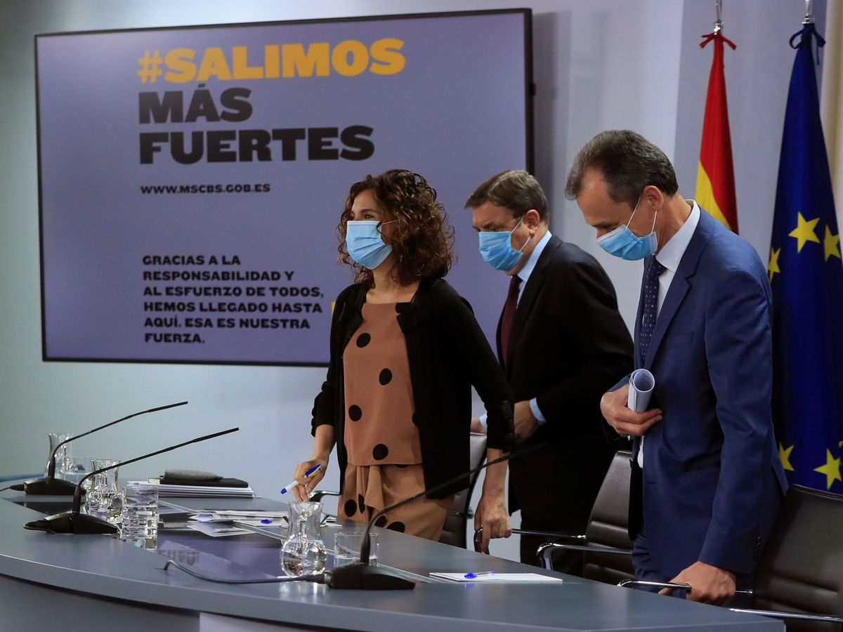 Foto: Los ministros de Hacienda, Agricultura y Ciencia, María Jesús Montero, Luis Planas y Pedro Duque, este 30 de junio. (EFE)