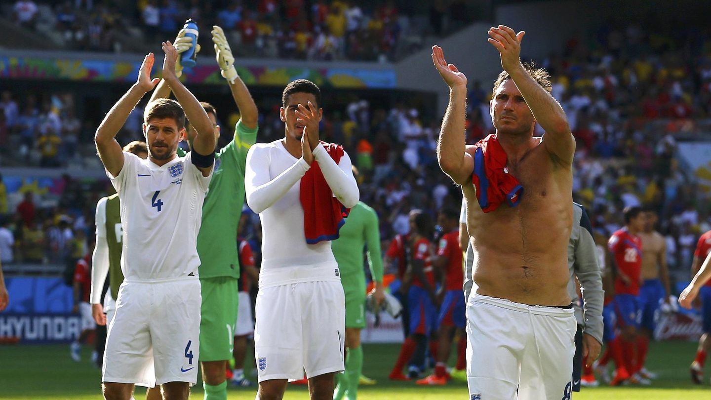 Steven Gerrard y Frank Lampard en el Mundial de 2014 tras caer eliminados en la fase de grupos. (Reuters)