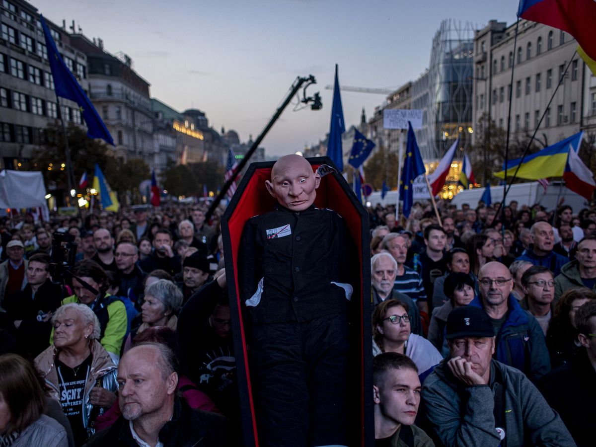 Foto: Protesta contra la invasión de Ucrania en Praga. (EFE/Martin Divisek)