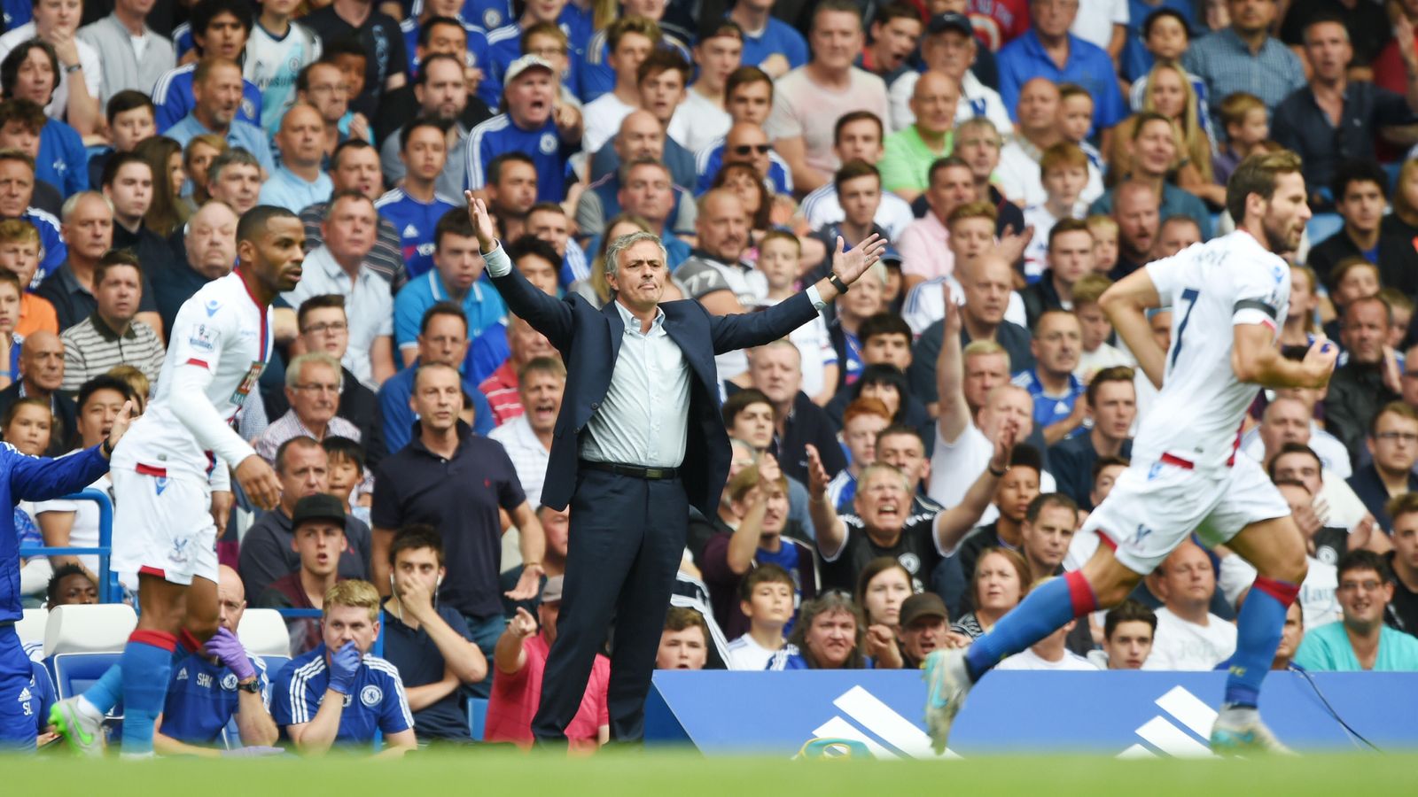 Foto: Mourinho durante el encuentro en Stamford Bridge (Reuters).