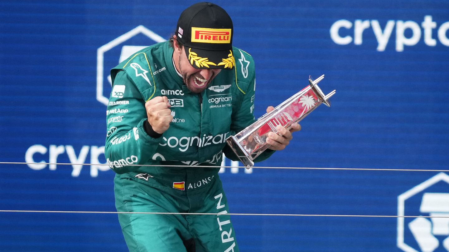 Fernando Alonso celebra su podio en el GP de Miami. (Jasen Vinlove/USA TODAY Sports).