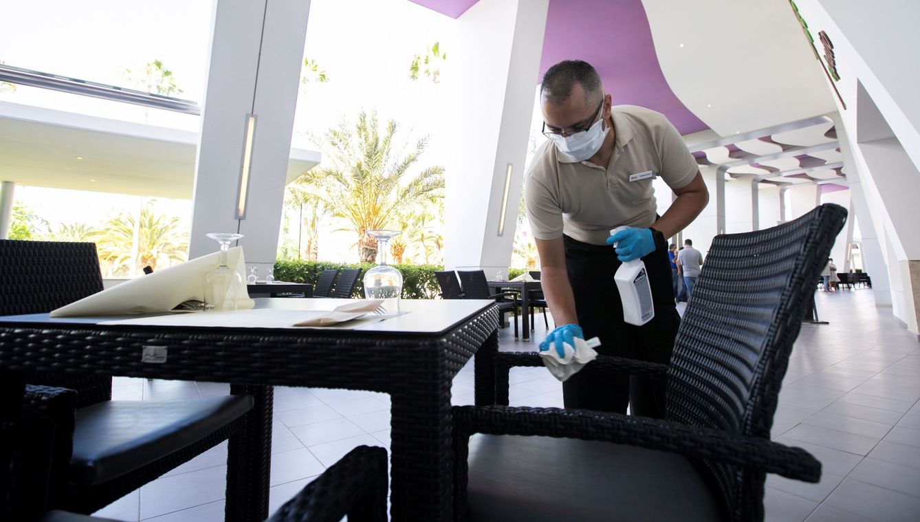Un empleado desinfecta un hotel en Canarias. EFE