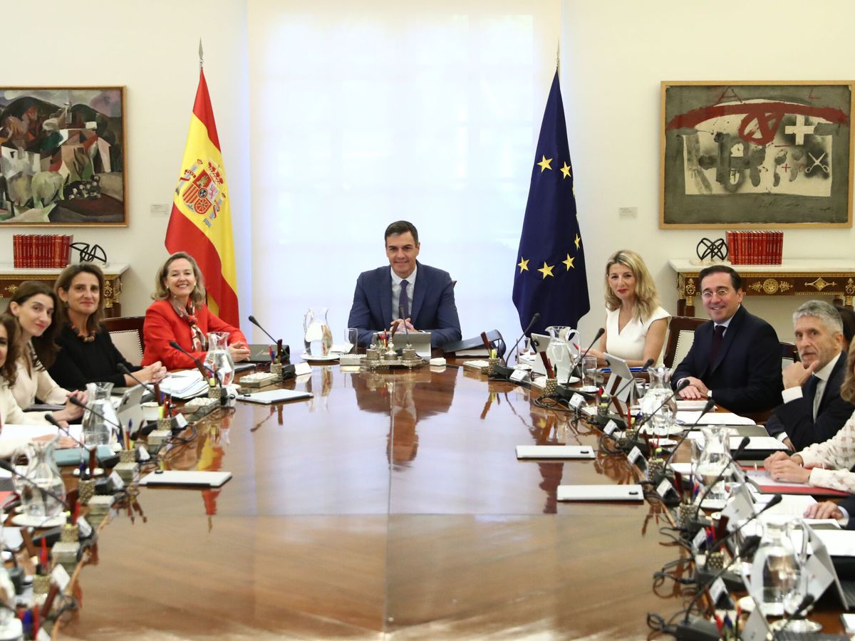 Foto: El presidente del Gobierno, Pedro Sánchez (c), al inicio de una reunión del Consejo de Ministros el pasado 25 de abril. (EFE/Pool/Moncloa/Fernando Calvo)