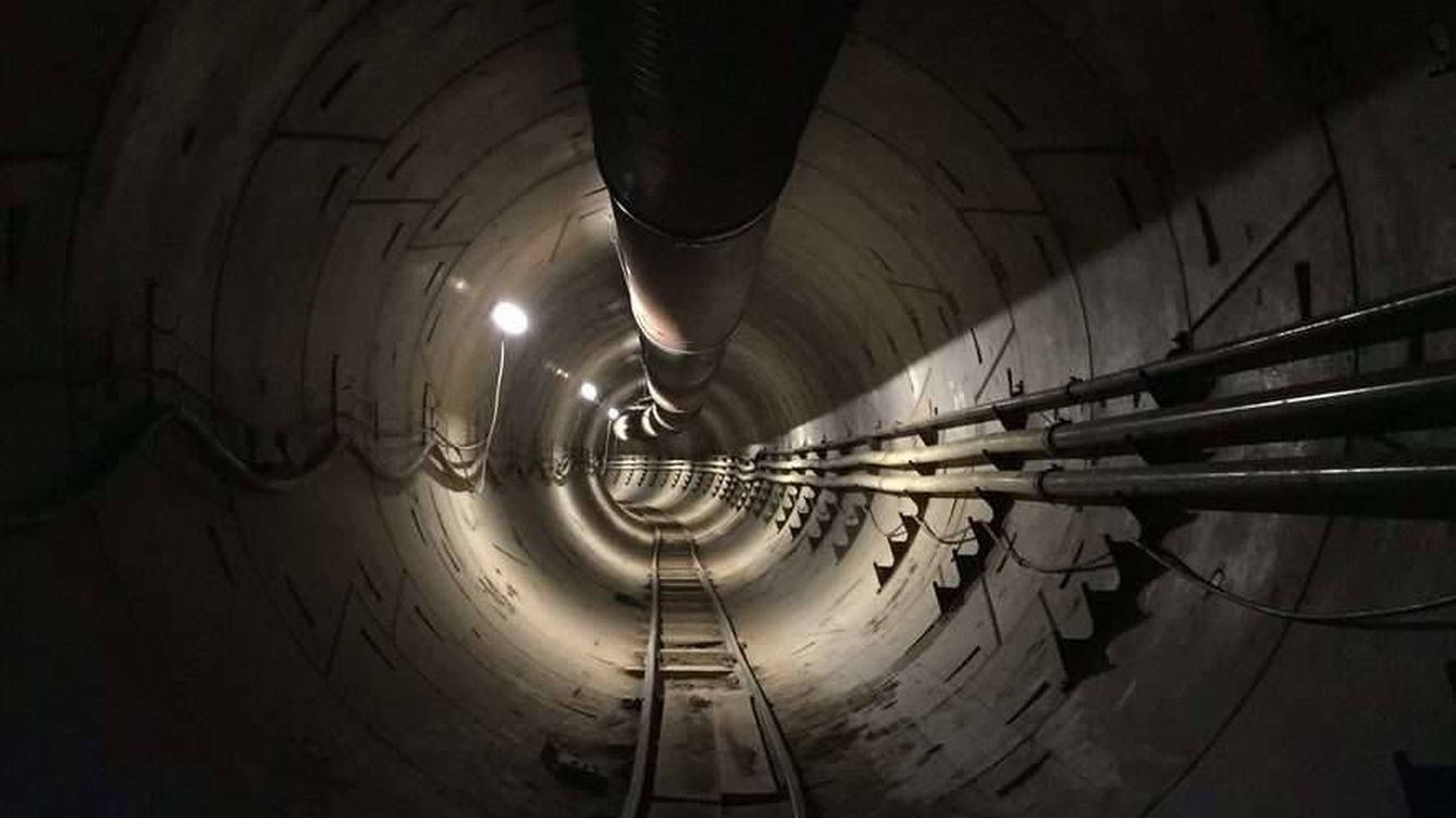 Foto: Interior del túnel de prueba Hyperloop que ahora será un parking. (Twitter / Elon Musk) 