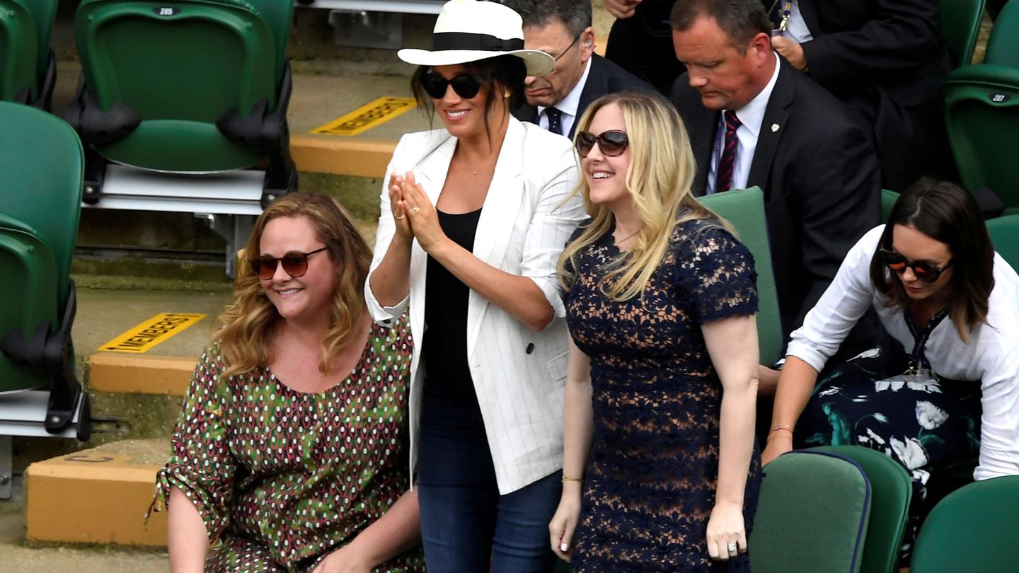 Meghan Markle, junto a sus dos amigas en Wimbledon. (Reuters)